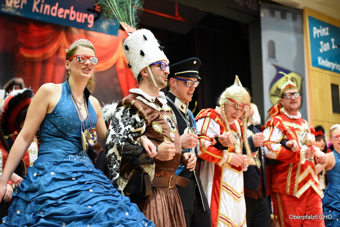 Neustadt/WN. Tolle Tänze, aufwendige Verkleidungen, Stimmungsmusik von “D’Urwaidler” und ein Plößberger Trio, dass den Neustädtern die Leviten las. Das Programm des Lumpenballs vom Verein Neustädter Faschingszug reichte bis tief in [&hellip;]
