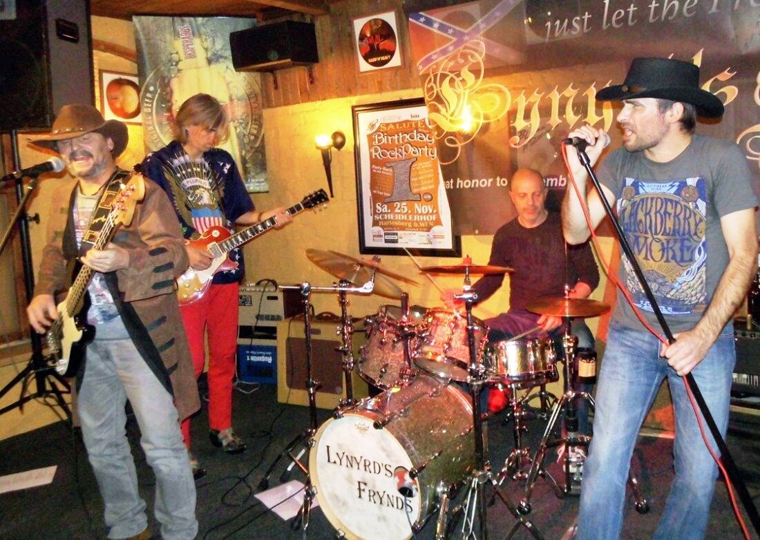 Rothenstadt. Das Salute hat am Wochenende ein musikalisches Doppelpack in petto: Mathias Kellner reist am Freitag mit seiner “Zeitmaschin” nach Rothenstadt – Samstag folgen die “Lynyrd’s Frynds” Von Stephan Landgraf Starkes [&hellip;]