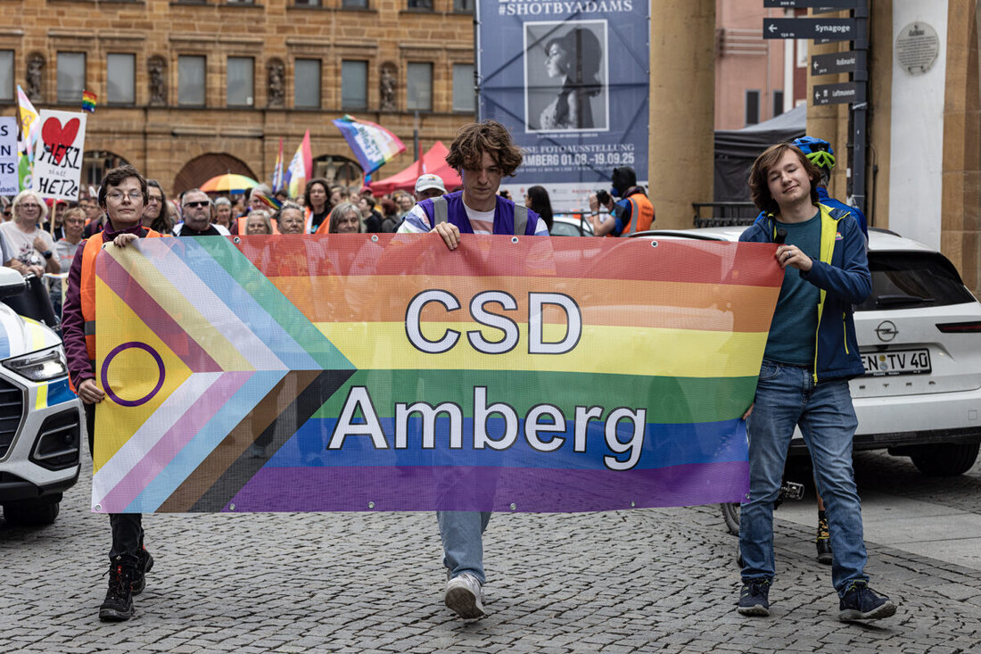 Amberg. Ein paar hundert Bürger feierten am 2. August den Christopher Street Day auf dem Marktplatz, unterstützt von OB Michael Cerny.