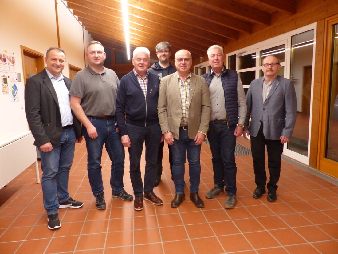 Der Männergesangverein "Liederkranz" ehrte bei seiner Jahreshauptversammlung treue langjährige passive Mitglieder mit einer Ehrennadel. Josef Varnhold, zusammen mit anderen Ehrengästen, würdigte Mitglieder für ihre 10- und 40-jährige Mitgliedschaft.