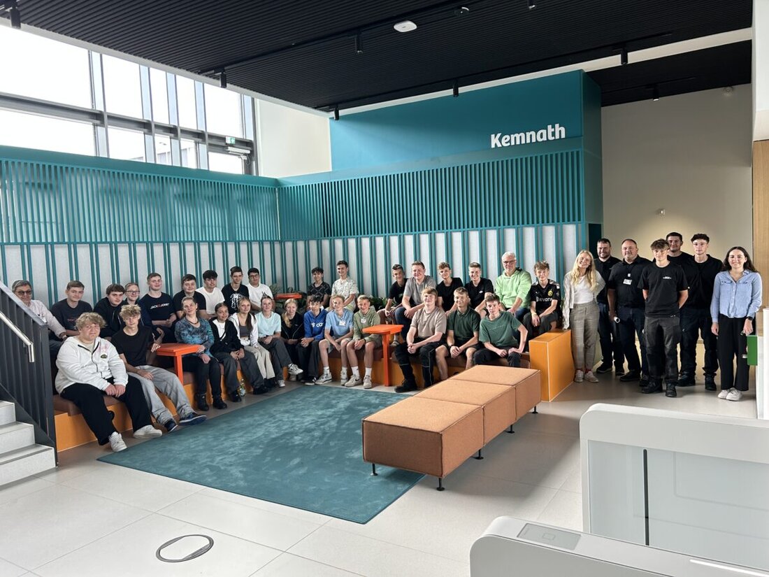 Kemnath. 30 Schülerinnen und Schüler erlebten am MINT-Tag bei Siemens Healthineers Einblicke in Mechatronikberufe, inklusive Roboter-Programmierung und Austausch mit Auszubildenden. Ziel war die frühe Begeisterung für Technik und Orientierungshilfen für die Berufswahl.