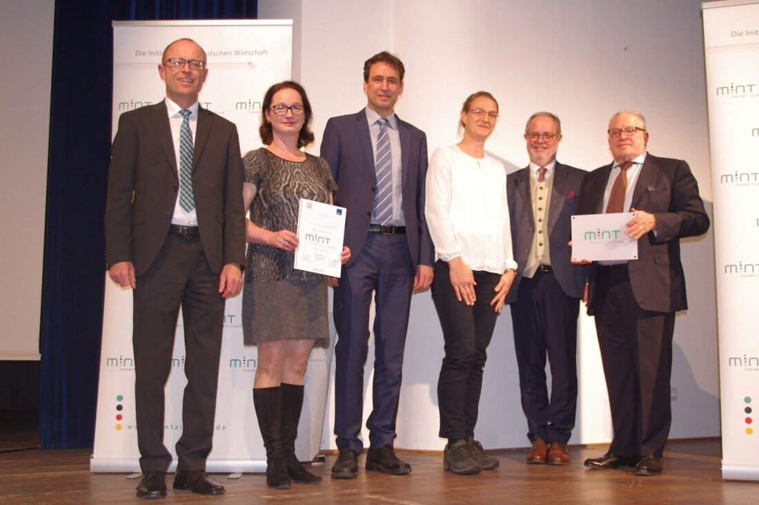 Weiden. 76 Schulen aus Bayern wurden in diesem Jahr als „MINT-freundliche Schule“ ausgezeichnet, darunter befindet sich seit Dezember auch das Elly-Heuss-Gymnasium. 14 Kriterien muss jede MINT-freundliche Schule erfüllen und dem Elly gelang [&hellip;]