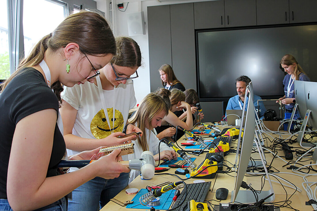 Amberg/Weiden. Mädchen im Alter von 14 bis 19 Jahren haben vom 22. bis 24. Juli 2025 die Gelegenheit, in spannenden Workshops an der OTH Amberg-Weiden die Welt der Informatik kennenzulernen – und das ganz ohne Vorkenntnisse. Die Teilnahme ist kostenfrei, die Plätze sind begrenzt. 