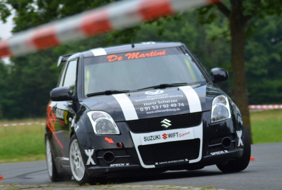 Höchstadt / Wiesau. Bei hochsommerlichen Temperaturen fand der 29. Clubsport-Automobilslalom des AC Höchstadt statt. Erfolge konnten dabei insbesondere zwei Mitglieder des MSC Wiesau für sich verzeichnen: Florian Fachtan und Luis Sollfrank. Trotz einiger Herausforderungen und technischer Schwierigkeiten zeigte das Team des MSC Wiesau herausragende Leistungen.