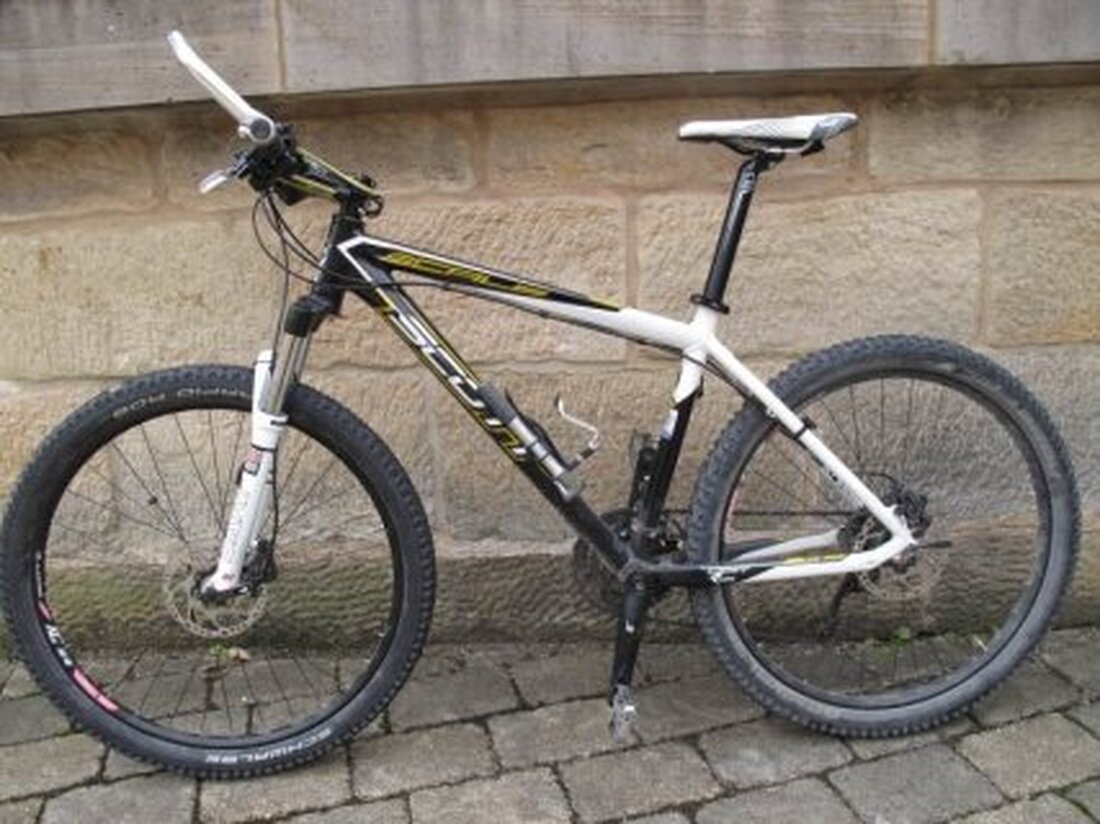 Kemnath/Immenreuth. In der letzten Oktoberwoche haben Fahrraddiebe in drei Orten zugeschlagen. Insgesamt haben sie Räder im Wert von etwa 1.600 Euro gestohlen. Ein anderes Fahrrad haben sie vermutlich zurückgelassen. Der [&hellip;]