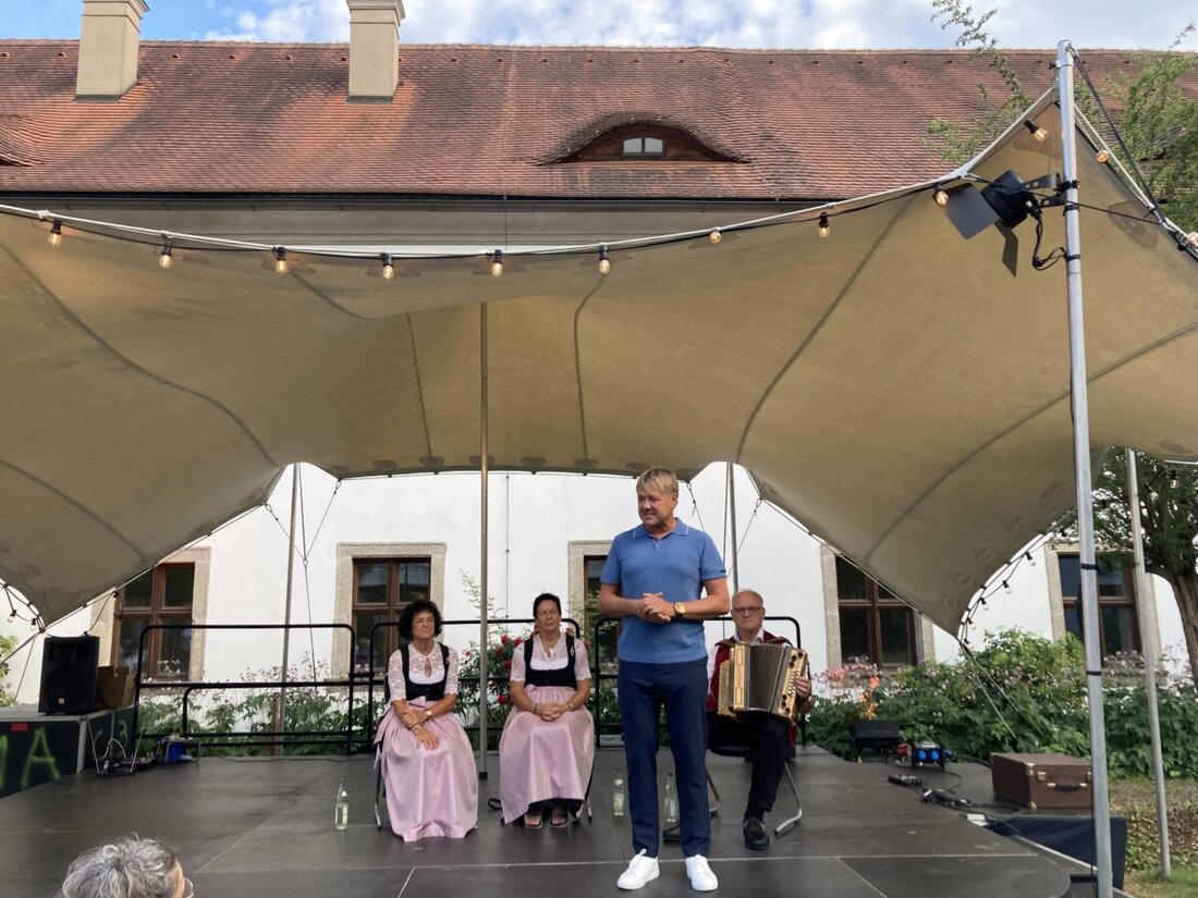 Weiden. Im Innenhof der Regionalbibliothek begeisterte die MUT-Benefizveranstaltung mit Musik und Text und stärkte den Zusammenhalt. Der Erlös geht an die Kinderhospizarbeit der Malteser, die Zupfer Moidln rissen das Publikum mit.