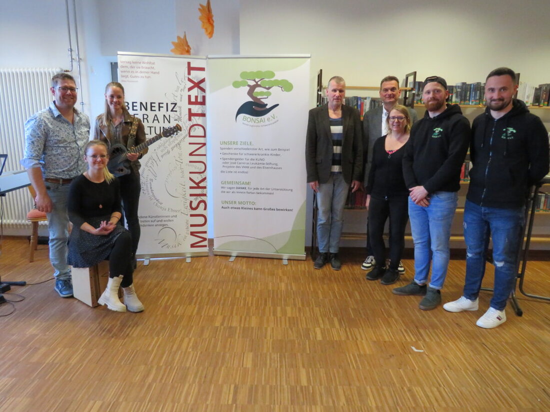 Altenstadt/WN. In der Pfarr- und Gemeindebücherei veranstaltete der Verein Bonsai unterstützt von Wolfgang Göldner eine Benefizkonzert der Reihe Musik und Text.