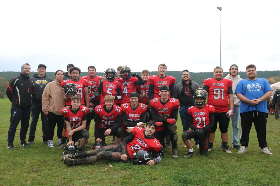 Amberg. Die Amberg Mad Bulldogs übernehmen das Finalturnier der Bayerischen U16-Tackle-Meisterschaft am Samstag, 8. November 2025, in Amberg. Bayreuth fällt wegen unbespielbaren Platzes aus;.