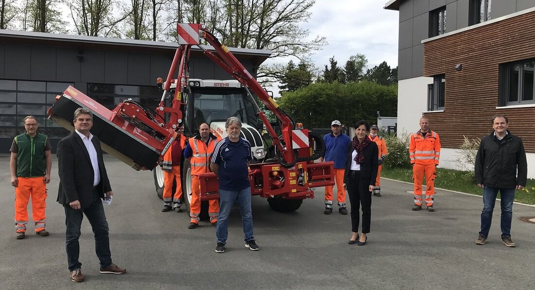 Parkstein. Ein neues Arbeitsgerät soll die Mäharbeiten in Parkstein künftig erheblich erleichtern. Bürgermeisterin Tanja Schiffmann überzeugte sich bereits im vergangenen Jahr von der Leistungsfähigkeit dieses Geräts. Ihr ist wichtig, dass [&hellip;]