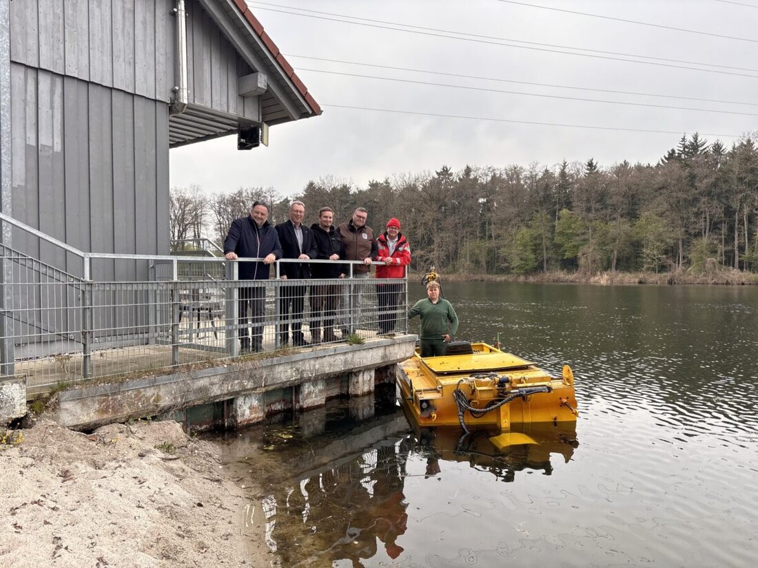 Teublitz. An der Badestelle Höllohe laufen derzeit Pflegearbeiten: Ein Mähboot schneidet Pflanzen, Graskarpfen reduzieren Bewuchs. Ziel ist klar: weniger Algen, bessere Wasserqualität und mehr Badekomfort im Sommer.