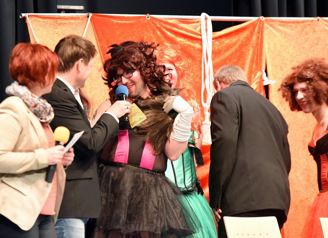 Neustadt/WN. „Langsam wird man schon nervös“, gesteht Stefan Ließmann während er im bübchenblauen Rock mit weißen Punkten und blonder Langhaarperücke auf den großen Auftritt wartet. Zusammen mit seinen Mittänzern von [&hellip;]