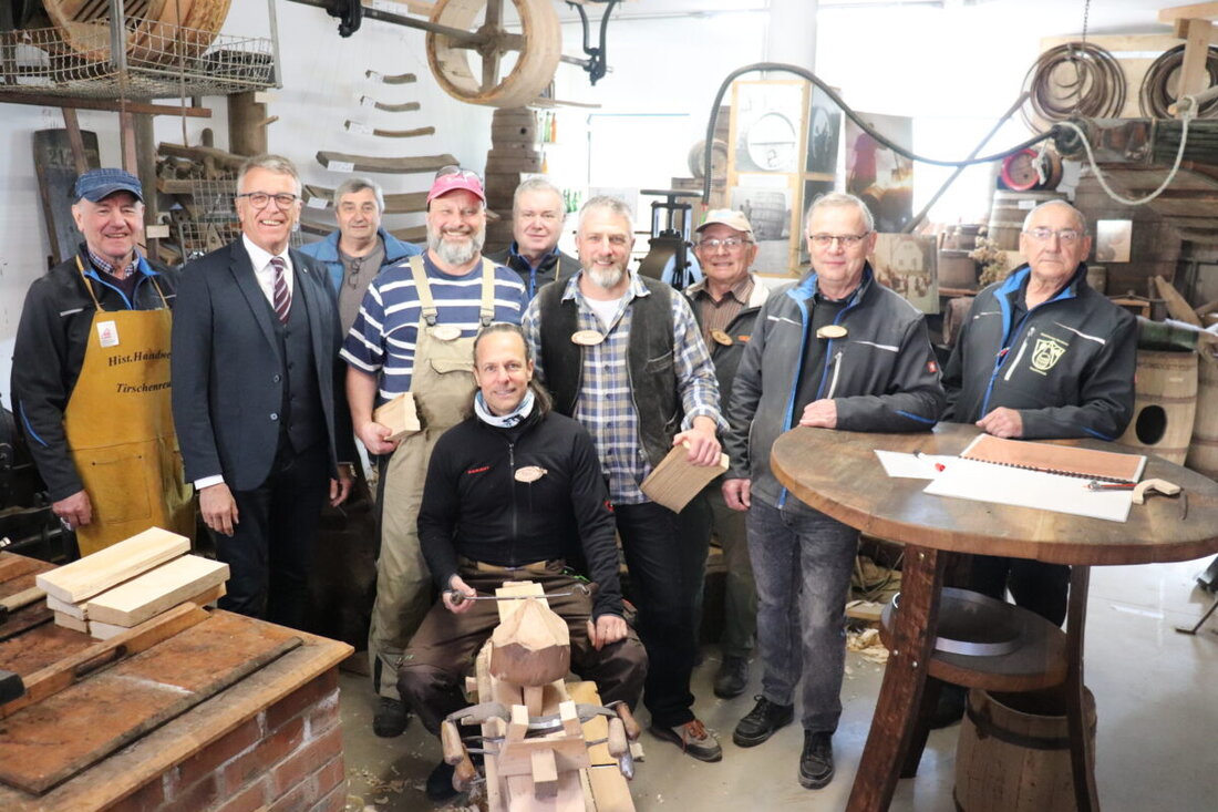 Tirschenreuth. Eine Freundesgruppe aus Oberbayern kam in der Handwerkerscheune Matzersreuth zusammen, um traditionelle Holzhandwerkskunst zu erlernen. Sie produzierten gebrauchsfertige Bottiche und Eimer, unter Anleitung des Historischen Arbeitskreises.
