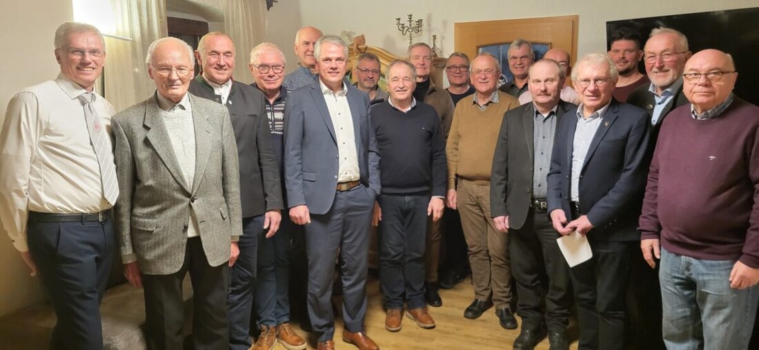 Flossenbürg. Der Männergesangverein Flossenbürg 1907 e.V. zog Bilanz: 80 Mitglieder, 23 aktive Sänger, 60 Termine. 30 Jahre Chorleitung wurden geehrt, die Vorstandschaft bestätigt.