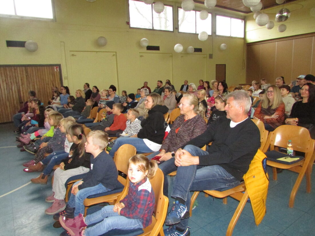Mantel. Bei Hermanns Kasperltheater in den Herbstferien erlebten die Kinder spannende Abenteuer mit Olli, dem Glücksschwein, unter anderem die Rettung aus den Fängen der Hexe durch Kasperl.
