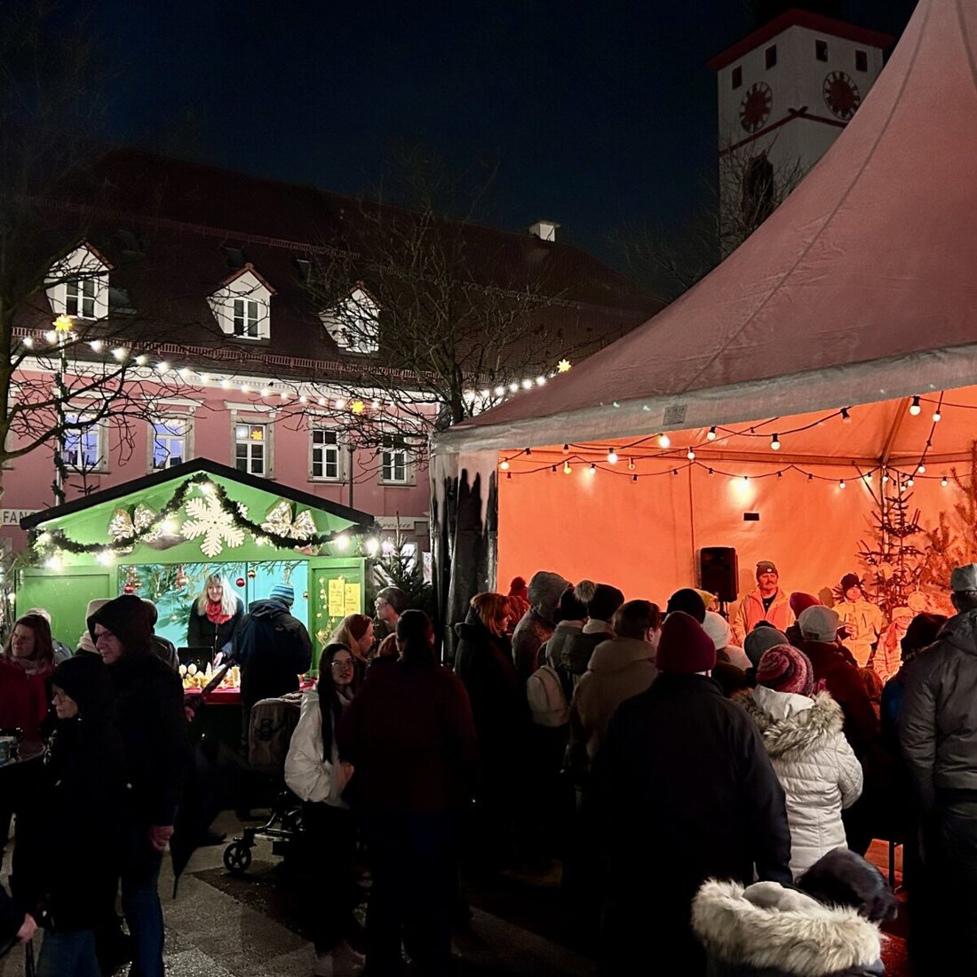 Tirschenreuth. Die "Betthupferlgeschichten beim Christbaum" kehren vom 10. bis 21. Dezember 2024 zurück, um den Oberen Marktplatz in eine weihnachtliche Oase zu verwandeln. Es erwartet die Besucher allabendlich um 17.30 Uhr eine Mischung aus besinnlichen und heiteren Geschichten sowie kulinarische Genüsse an den umliegenden Buden.