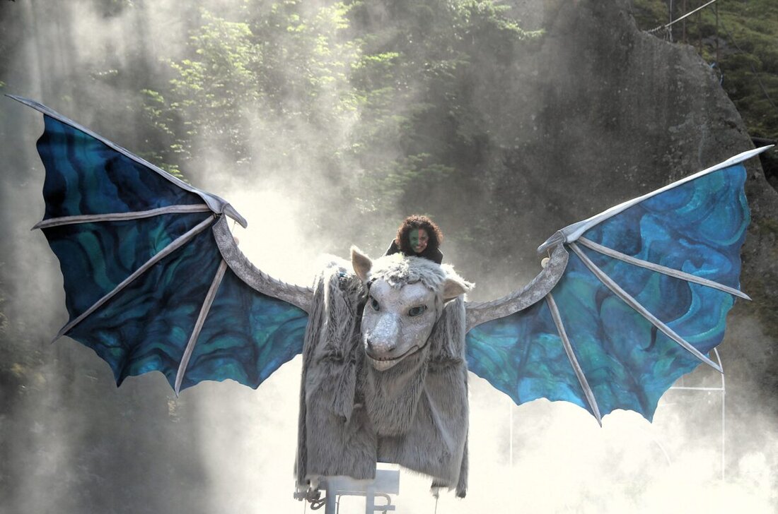 Wunsiedel. Die Luisenburg-Festspiele eröffneten mit "Die unendliche Geschichte" ihre Spielzeit, ein Familienstück, das bis zum 17. August noch 17 Mal gezeigt wird. Regie führte Carl Philip von Maldeghem, die Inszenierung beeindruckte durch Kostüme, Bühnenbild und ein wandlungsfähiges Ensemble.