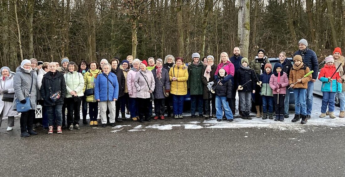 Weiden. Über 50 Personen nahmen an einer magischen Rauhnacht-Wanderung, organisiert vom Katholischen Frauenbund St. Konrad, im Altenstädter Wald teil.