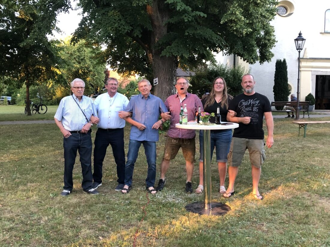 Mantel. Bei der Serenade des Fördervereins St. Moritz vor der Moritzkirche überzeugte die Jugendkapelle Roggenstein mit traditioneller Blasmusik und Schlager. Über 200 Zuhörer erlebten einen musikalischen Sommerabend mit Leberkässemmeln, Bier und Wein.