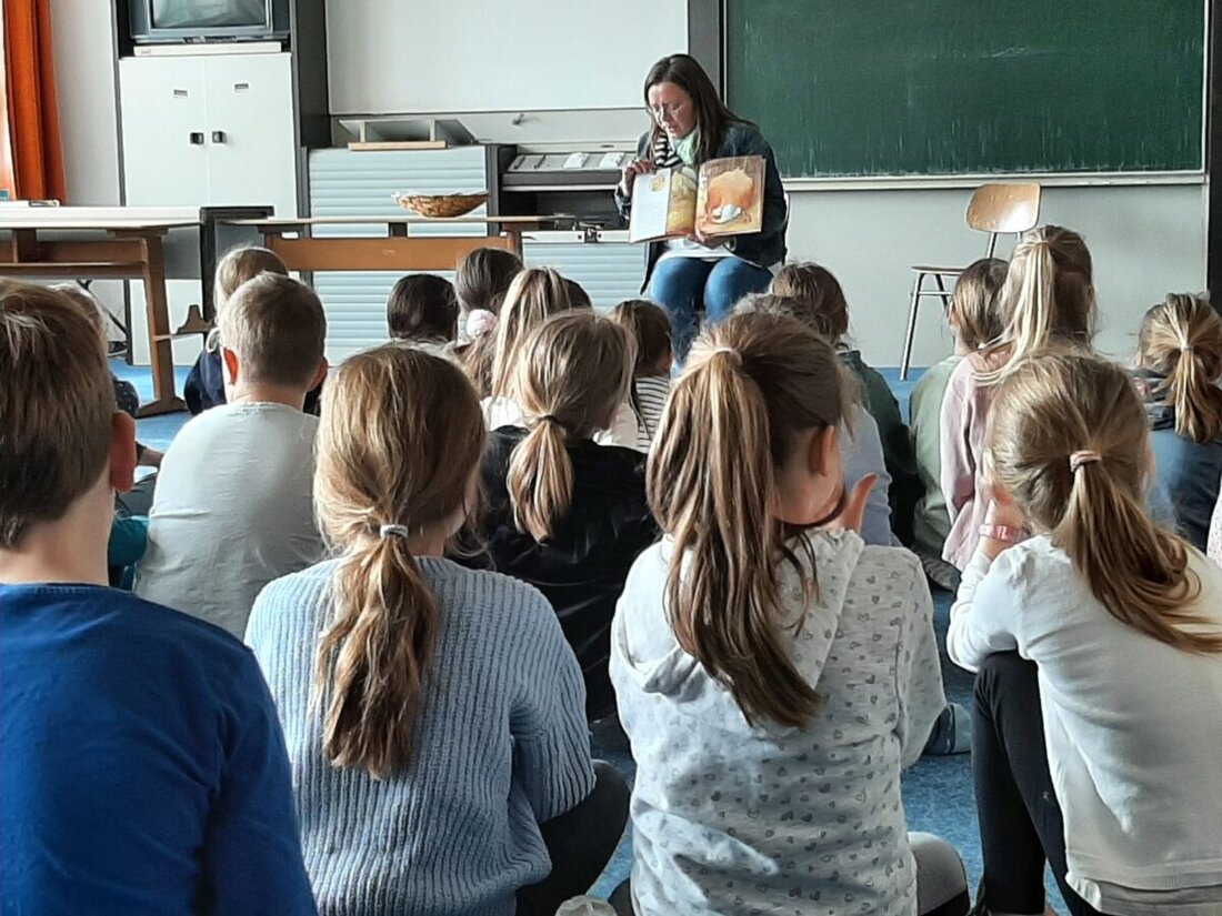 Erbendorf. Kinder der Grundschule Erbendorf erlebten eine besondere Vorlesestunde über das Osterküken und sportliche Stinktiere, inklusive Ausmalbilder und Süßigkeiten.