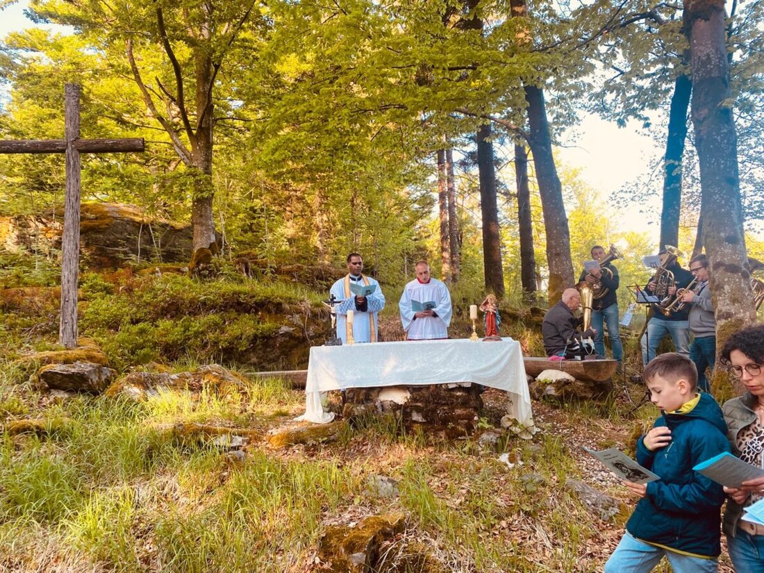 Flossenbürg. Die Maiandacht bei der Hubertuskapelle, organisiert vom Oberpfälzer Waldverein Flossenbürg, zog viele Besucher an. Es wurde die Geschichte des Kirchenliedes "Segne du Maria" beleuchtet, geschrieben von Cordula Wöhler, die zum Katholizismus konvertierte.