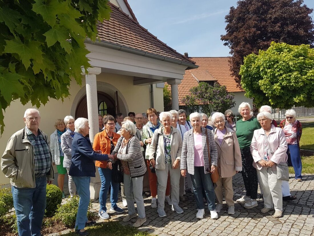 Obertresenfeld. Die DJK-Senioren aus Weiden besuchten die Marienkapelle "Maria Geburt", wo sie eine Maiandacht feierten und Frau Bäumler eine Schmuckkerze überreichten.