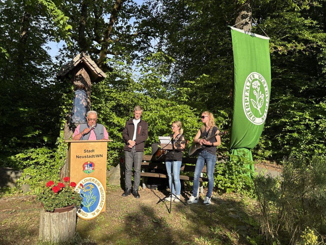 Neustadt/WN. Der OWV-Zweigverein lud zur Maiandacht am Marienbildstock im Felixwald oberhalb der Bildkapelle ein. Stadtpfarrer Thomas Kopp leitete das Gebet, Magdalena und Marina sorgten für Gesang, viele Besucher kamen.