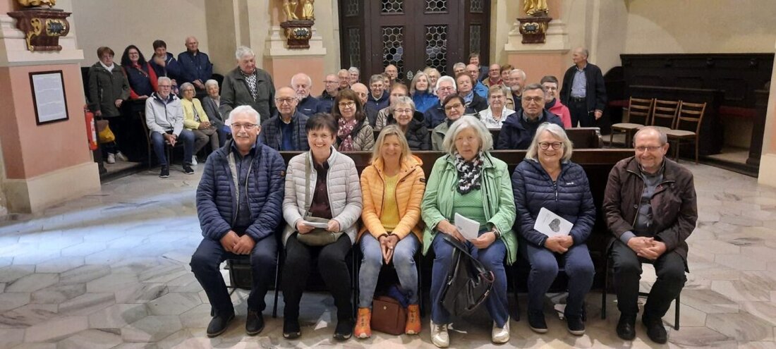 Beidl. Die 60-plus-Gruppe startete zu einer Fahrt ins Blaue nach Nový Kostel, mit Mittagessen im Hotel U Speicharu. Höhepunkt war eine Maiandacht mit Pfarrer Thomas Thiermann in Maria Kulm, Abschluss bei Kaffee in Waldsassen.