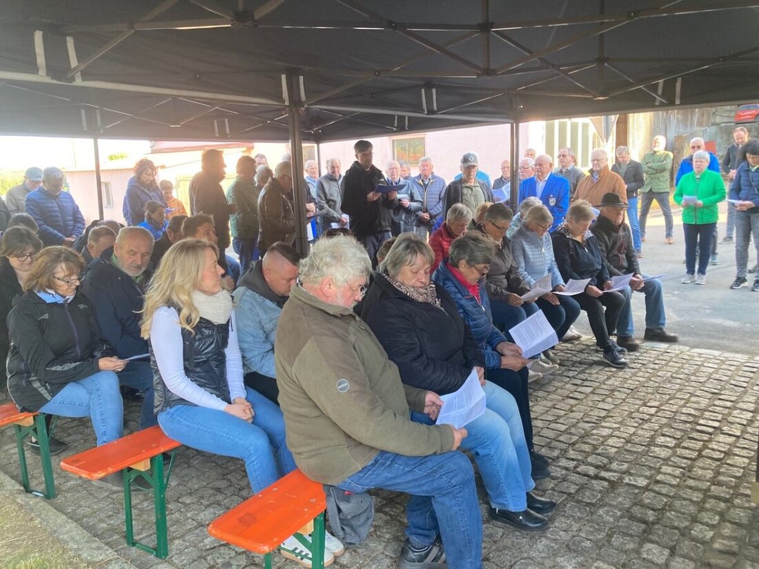 Preppach. Über 100 Gläubige versammelten sich zur ersten Maiandacht in Preppach, organisiert vom Dorfältesten Georg Meindl und musikalisch umrahmt vom Männergesangverein „Liederkranz“ aus Leuchtenberg. Nach der Andacht lud Meindl alle zu einer gemütlichen Sitzweil in den „Schneinder-Stodl“ ein, unterstützt von der Feuerwehr Wittschau/Preppach.