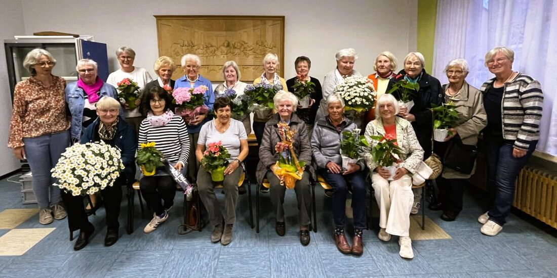 Weiden. Der Frauenbund St. Elisabeth feierte eine Maiandacht und Maifeier mit eucharistischem Segen. Zahlreiche Mitglieder wurden für langjährige Treue geehrt, neue Frauen aufgenommen, Musik und Bewirtung rundeten den Abend ab.