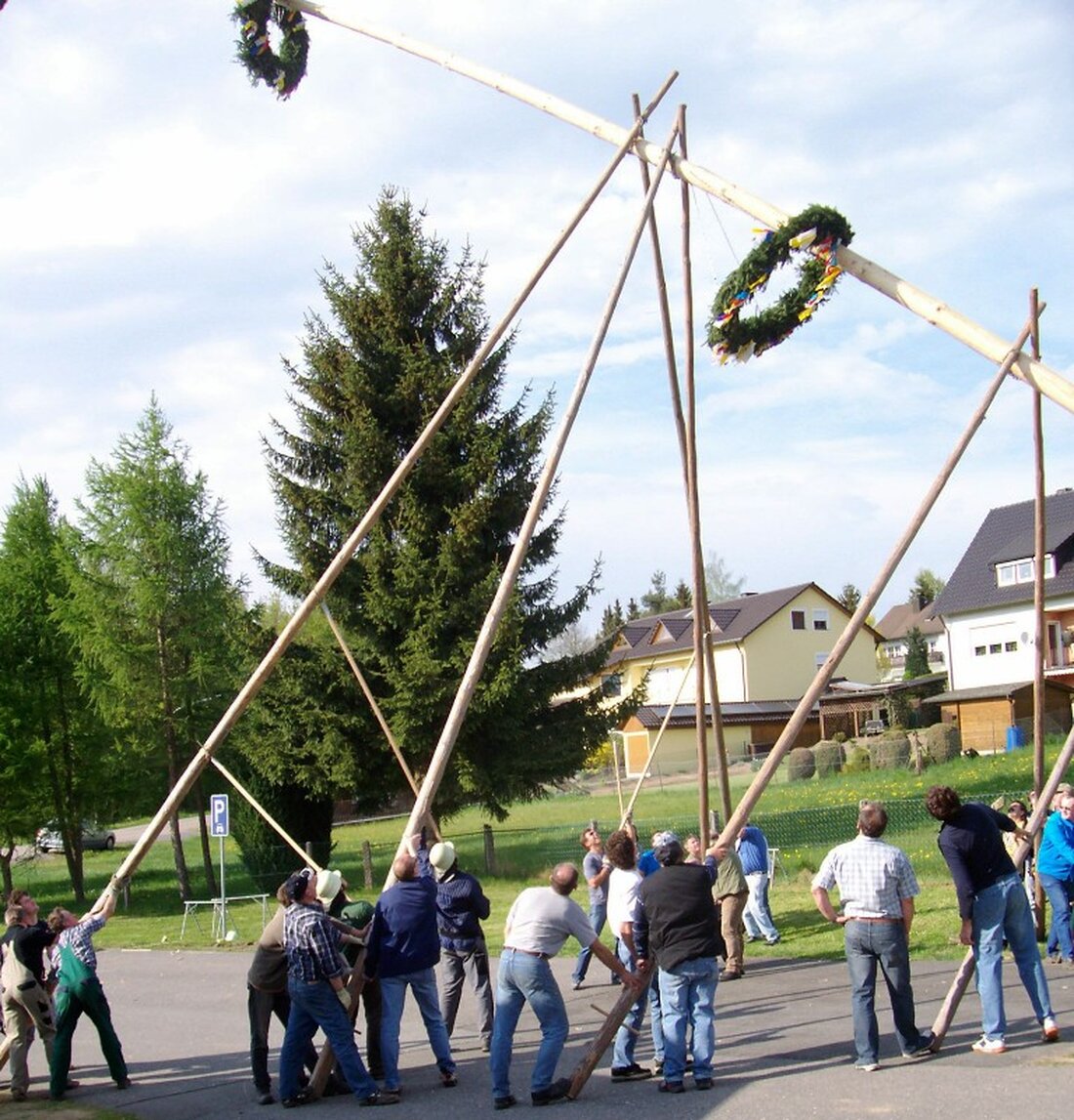 Vohenstrauß. Große Dinge kann man nur gemeinsam schaffen, da sind sich die Männer der Freiwilligen Feuerwehr Kaimling e.V. und der Dorfgemeinschaft Kaimling einig. Das werden sie beim Aufstellen des Maibaums unter Beweis [&hellip;]