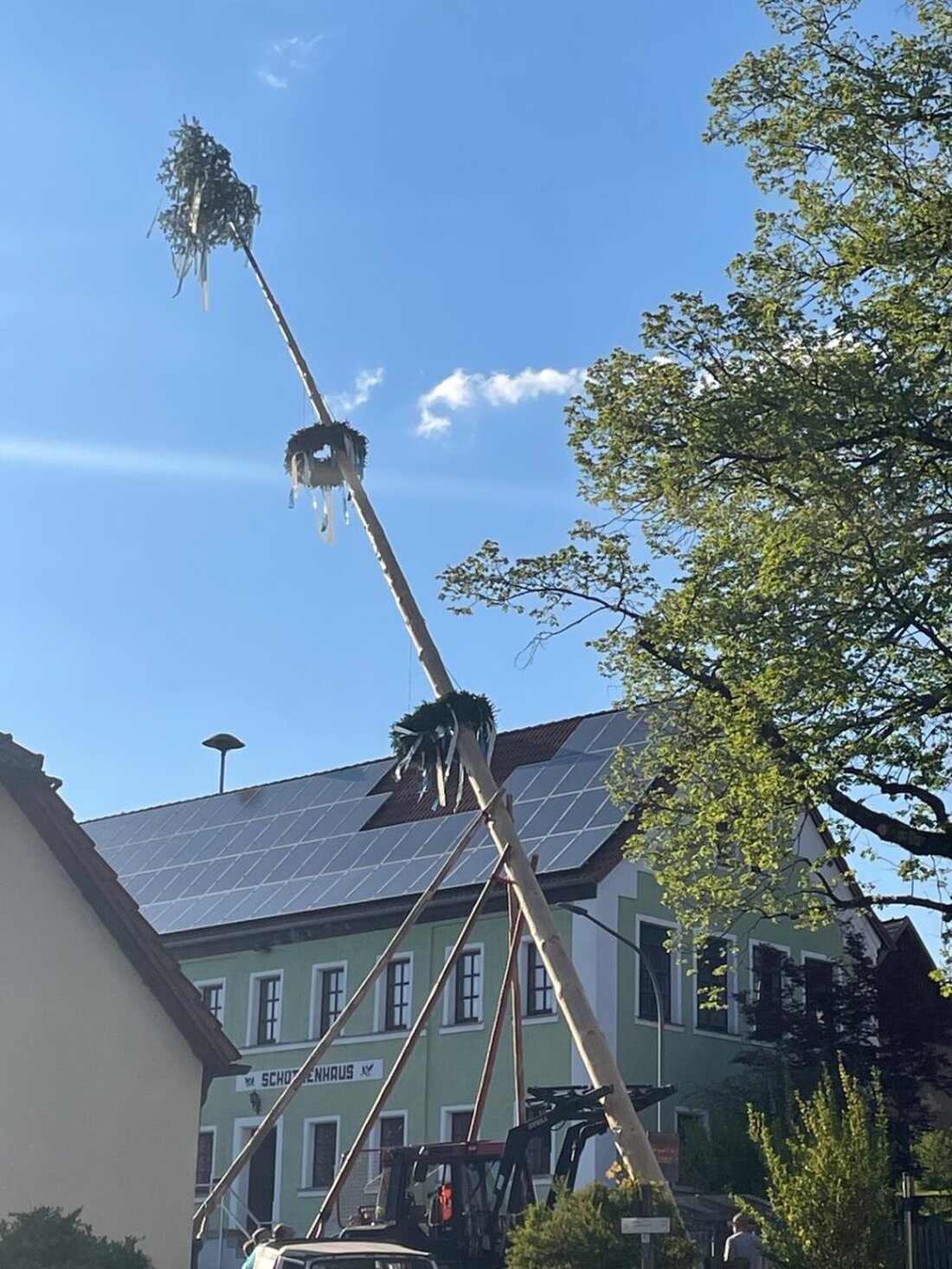 Döllnitz. Landkreisübergreifend ging es diesmal beim Maibaumfest in Döllnitz zu. Bevor die Döllnitzer den fast 25 Meter langen Baum aufstellen konnten, mussten sie ihn von den Trausnitzern, die den Baum am Tag zuvor entführt hatten, auslösen.