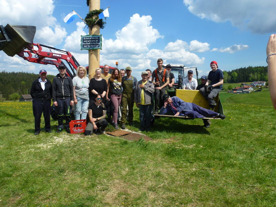 Altglashütte. Ein kleiner Ort mit viel Tradition: In Altglashütte ist am 1. Mai wieder der Maibaum aufgestellt worden.