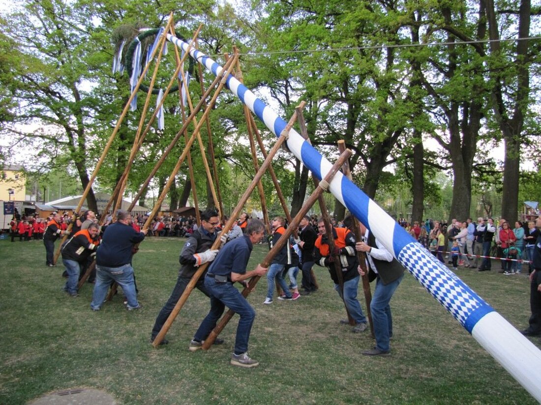 Grafenwöhr. Tradition und Deutsch-Amerikanische Freundschaft gehören in Grafenwöhr einfach zusammen. Davon können sich die Besucher des Maibaumfests überzeugen. Von Doris Mayer-Englhart Die Feuerwehr Grafenwöhr hatte wieder alles bestens vorbereitet. Angeführt [&hellip;]