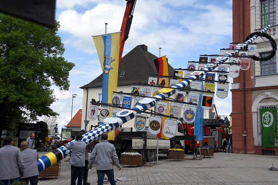 Neustadt/WN. Passend zum Jubiläumsjahr der Stadt durfte auch das Maibaumfest auf dem Stadtplatz ein kleines Jubiläum feiern. „Zum zehnten Male können wir heuer den Maibaum aufstellen. Er trägt die Vereinswappen [&hellip;]