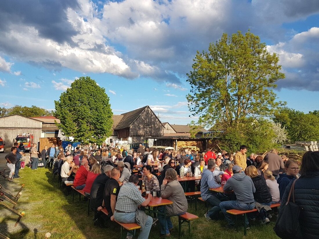Luhe-Wildenau. So viele Besucher wie noch nie feierten in Unterwildenau das Maibaumfest. “Zeitweise wurden sogar die Bierkrüge knapp”, freute sich Vorsitzender Josef Kres über den sehr guten Besuch. Von Sebastian Hartl  [&hellip;]