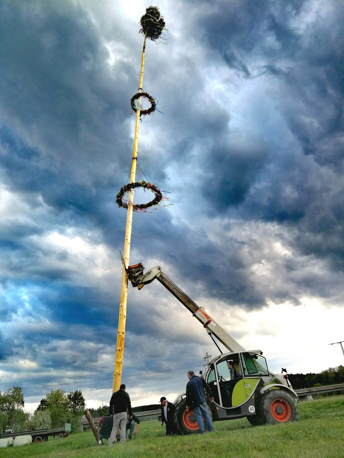 Waldsassen. Ein Autofahrer übersah den Maibaum und verursachte einen Schaden von rund 10.000 Euro. Ein ortsansässiger Autofahrer (49) übersah am Marktplatz in Waldsassen den dort befindlichen Maibaum und fuhr frontal [&hellip;]