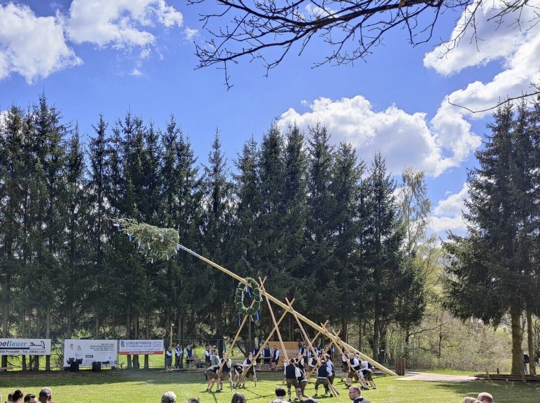 Pressath. Die Vorbereitungen des Burschenvereins für die Aufstellung des Maibaums am 30. April sind abgeschlossen. Der Standort bleibt wie auch im letzten Jahr am Ende der Schulstraße beim Hirtweiher Bolzplatz.