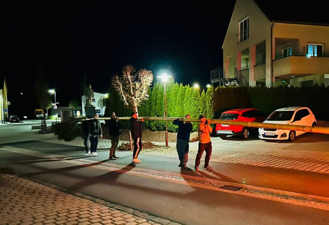 Eslarn. In der Nacht stahlen frühere Festburschen den unbewachten Maibaum des Imkervereins und schleppten ihn mit Muskelkraft in einen Hof. Nach kurzer Verhandlung gibt es Brotzeit und Bier, der Baum kommt zum 1. Mai zurück.