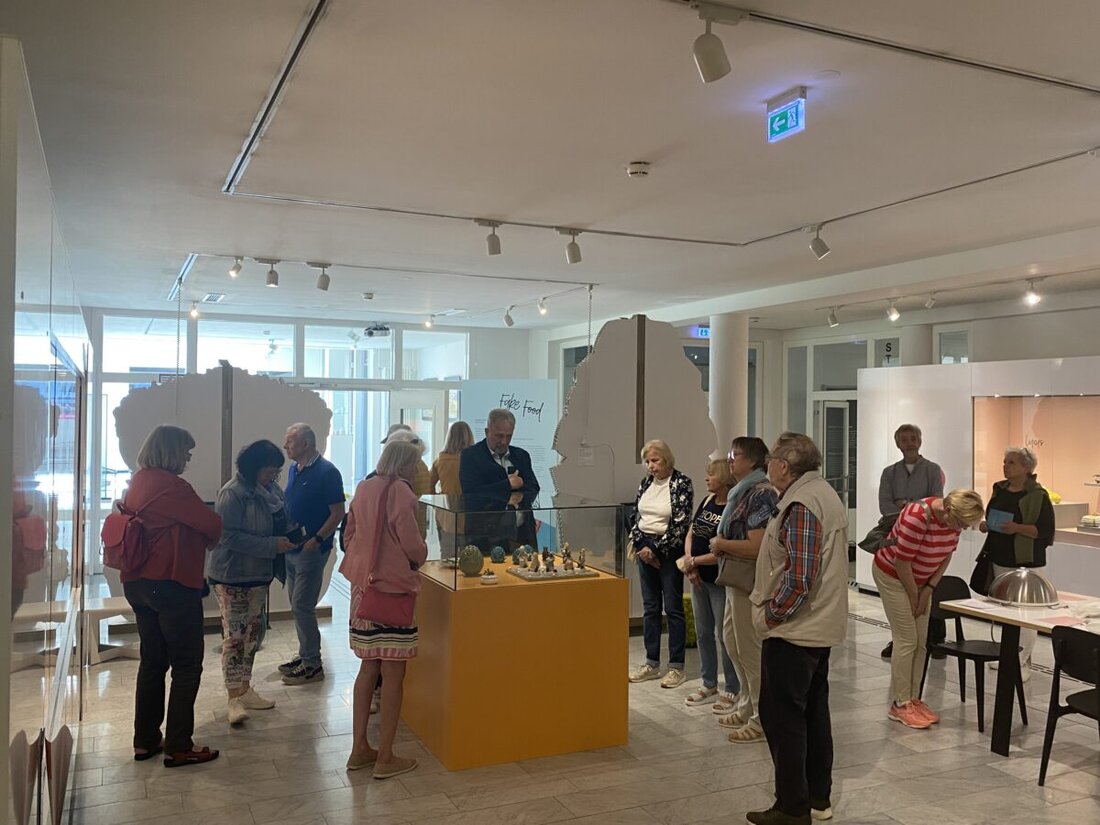 Tirschenreuth. Eine Gruppe des bayerischen Lehrer- und Lehrerinnenverband besuchte das Porzellanikon in Hohenberg an der Eger und erkundete anschließend die Galerie e.o.plauen in Plauen sowie Mödlareuth, wo einst die innerdeutsche Grenze verlief.