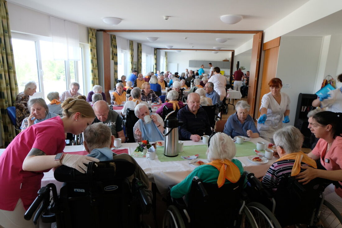 Floß. Im Seniorenwohnheim "Am Reiserwinkel" wurde das traditionelle Maifest gefeiert, diesmal im Kommunikationssaal. Bürgermeister Robert Lindner zapfte das Bierfass an, während Unterhaltungsmusik das Beisammensein bereicherte.