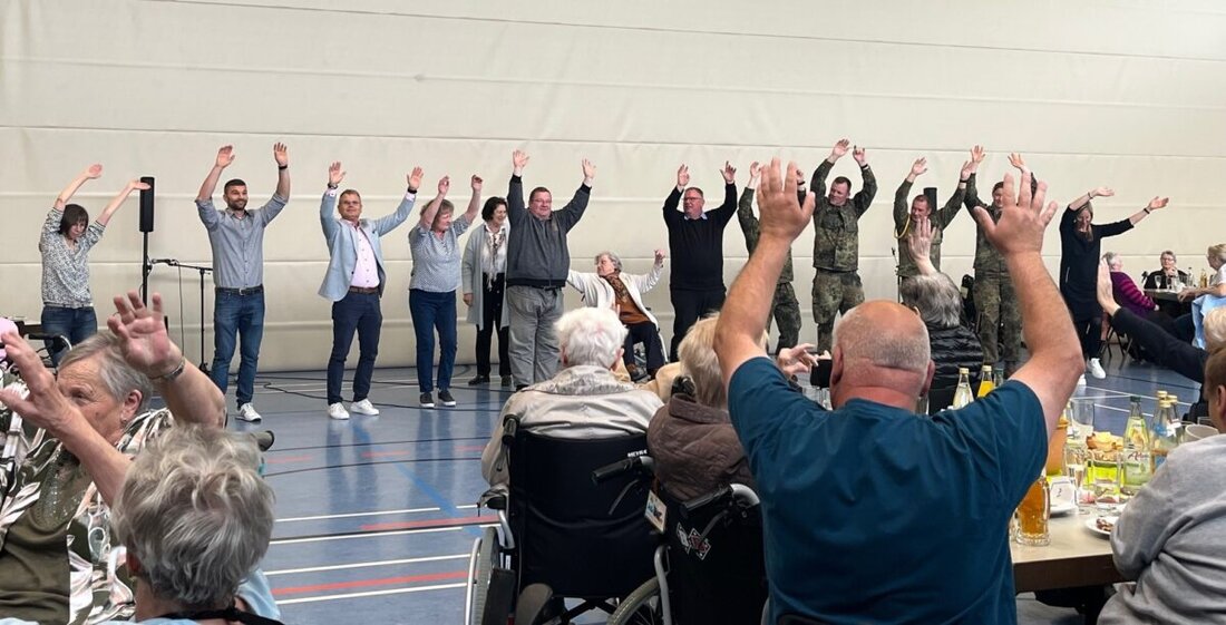 Windischeschenbach. Zum Maifest lud die Stadt Seniorinnen und Senioren ein, über 100 Gäste genießen Programm und Austausch in der Mehrzweckhalle. Soldaten, Schulchor und DJ Ediz sorgten für Unterhaltung und gemeinschaftliche Stimmung.