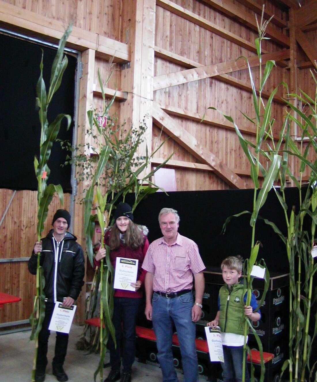 Wurz. Fast 4 Meter Länge konnten dieses Jahr die längsten Maispflanzen bei der traditionellen Prämierung anlässlich des Wurzer O’Schnitts aufweisen. Von Tom Kreuzer Mit einer Länge von 3,42 m holte [&hellip;]