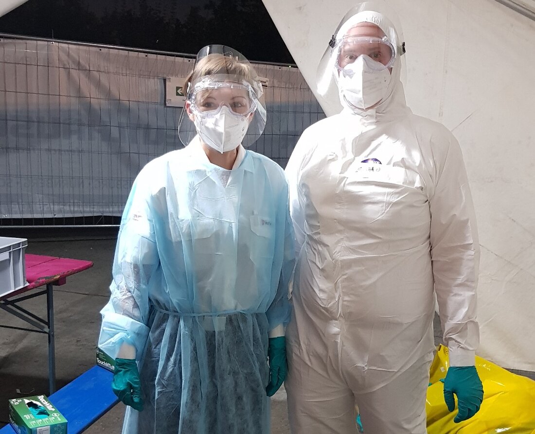 Weiden. Weil Reiserückkehrer das Coronavirus verstärkt ins Land bringen könnten, hat Bayern auch an Grenzübergängen, Bahnhöfen und Autobahnen kostenlose Teststationen eingerichtet. Mit dabei: Helfer aus Weiden.  Ausgestattet mit voller Schutzausrüstung [&hellip;]