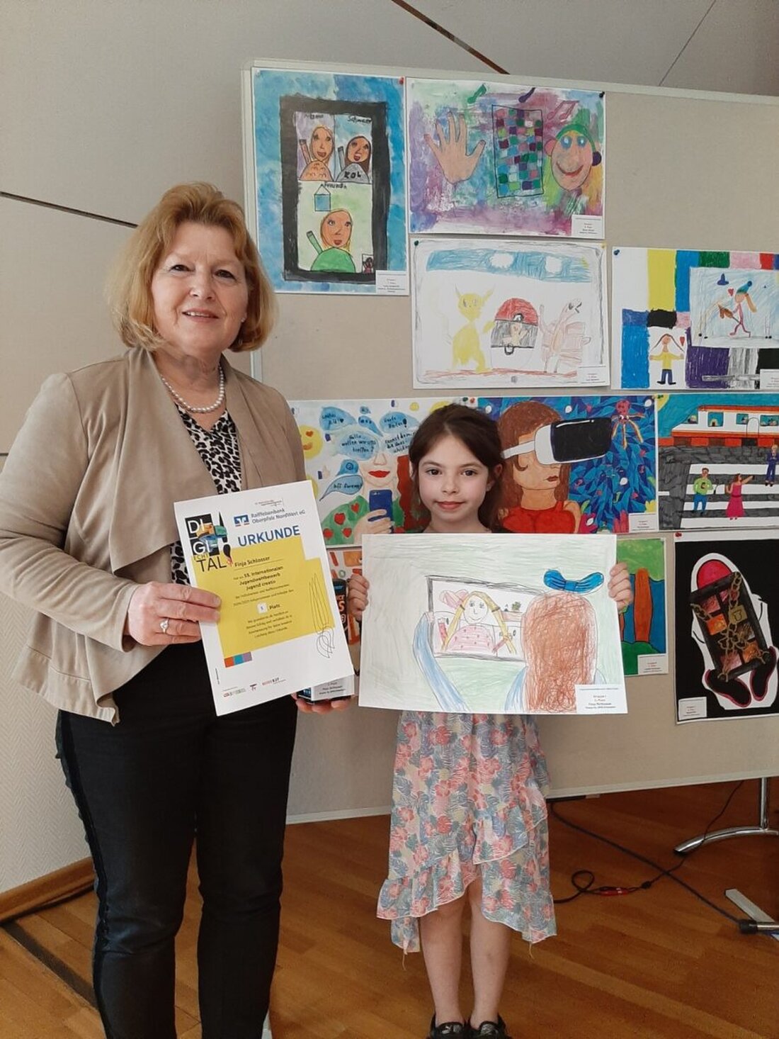 Erbendorf. Beim 55. Malwettbewerb "Jugend kreativ" der Volks- und Raiffeisenbanken gewannen sechs Kinder der Grundschule Erbendorf mit Bildern zum Thema „Echt digital“. Die Gewinner erhielten hochwertige Preise und Urkunden für ihre Darstellungen digitaler Geräte in ihrem Alltag.