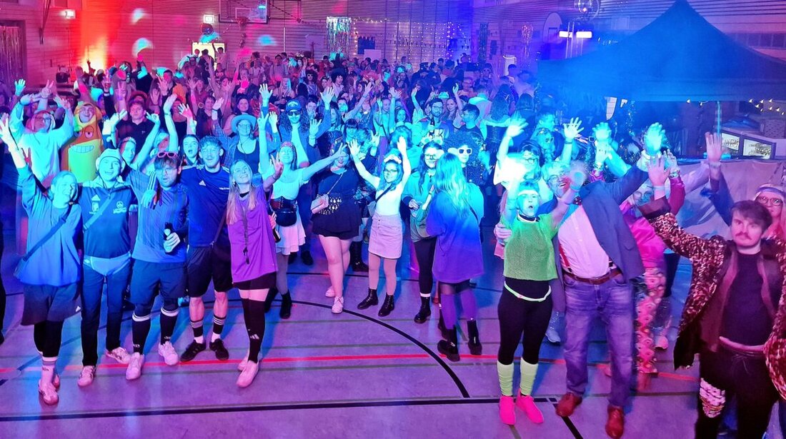 Luhe. Volltreffer. Bei den bisherigen Rosenmontagsbällen glänzten die Tanzgruppen „Re.louh.ded“ immer mit ihren Vorstellungen. Heuer verbanden sie den Faschingsendspurt mit einem Top-Musical „Mamma Mia“, in abgeänderter Form auf den Ort Luhe bezogen: Here we Louh (go) again. Erstmals spielte keine Band zur Unterhaltung.