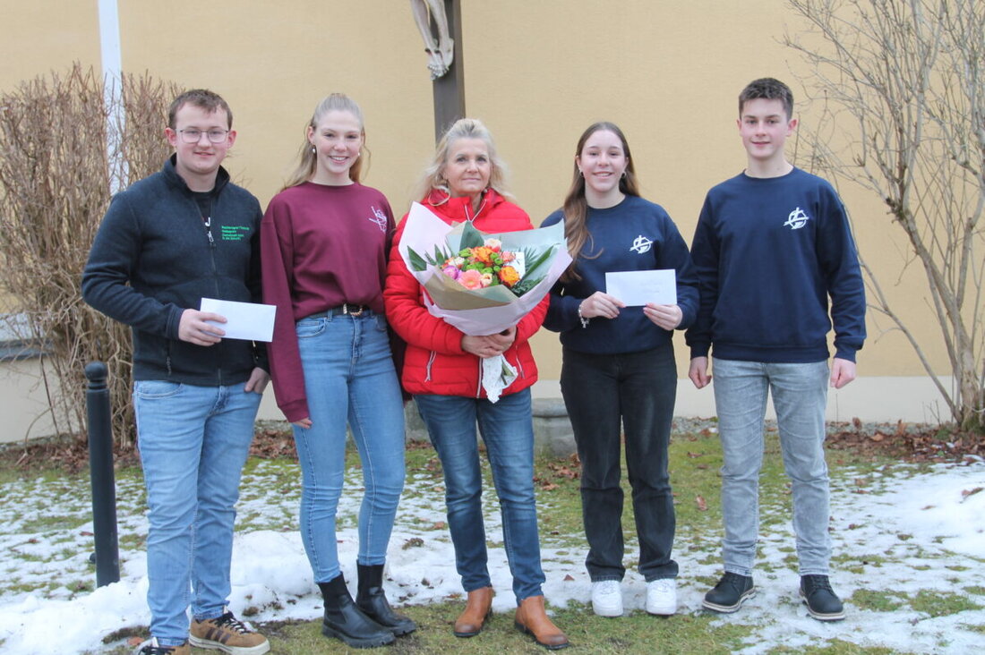 Georgenberg. Manda Kick spendete 500 Euro an die Katholischen Landjugendgruppen Neukirchen zu St. Christoph und Waldkirch. Die Spende stammte aus den Erlösen einer Küchel-Backaktion und eines Weihnachtsmarktes.