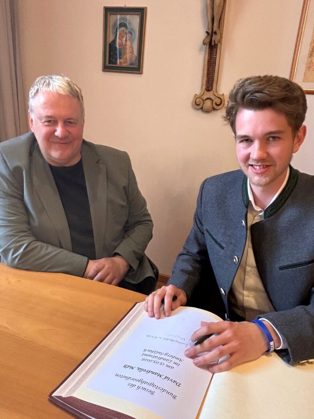 Amberg-Sulzbach. MdB David Mandrella besuchte Landrat Richard Reisinger, trug sich ins Goldene Buch ein und sagte Zusammenarbeit zu. Thema: Bahn-Elektrifizierung und geplanter US-Truppenabzug aus Vilseck und Hohenburg.