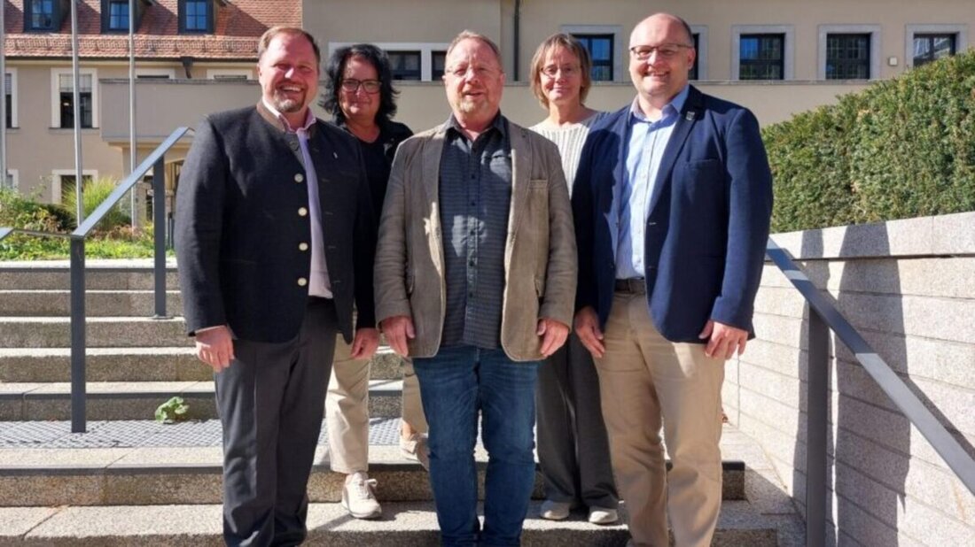 Tirschenreuth. Landrat Hubert Schicker verabschiedete Manfred Häfner im Rahmen eines Personaltermins in den Ruhestand und dankte für sein großes Engagement im Betreuungsrecht. Häfner will sich weiter sozial einbringen.
