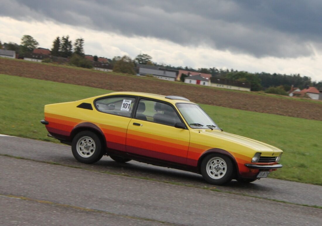 Wiesau. Manfred Keller dominiert erneut im Oldtimer-Slalom: Er gewinnt das Triple mit seinem Opel Kadett und zeigt Nervenstärke in hitzigen Finals.