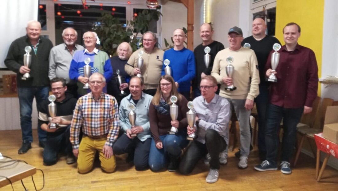 Kemnath-Waldeck. Manfred Keller gewinnt erneut den Oldtimer-Slalom-Cup Oberfranken. Rund 90 Teilnehmende traten mit ihren historischen Fahrzeugen an, wobei die Siegerehrung im Gasthof "Goldener Engel" stattfand.